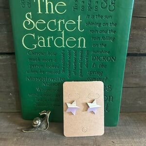 NWT lilac star post earrings